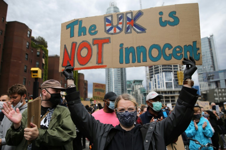 Manifestantes antirracistas arrancam estátua de negreiro no Reino Unido