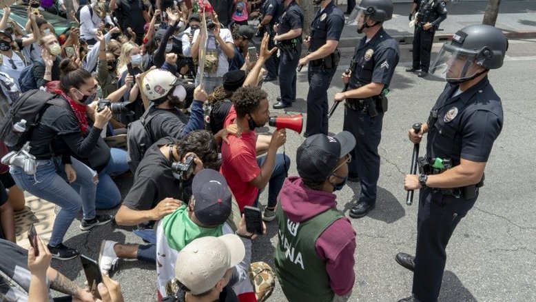 Estádio Jackie Robinson, em Los Angeles, é usado como prisão durante protestos nos EUA