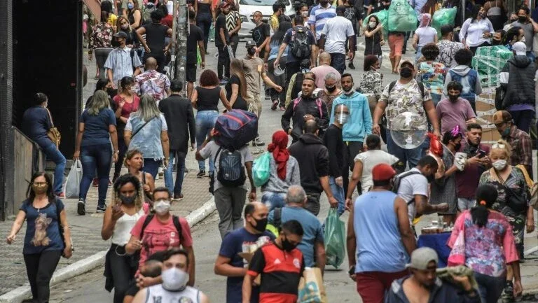 Comércio reabre parcialmente em São Paulo, apesar do avanço da pandemia