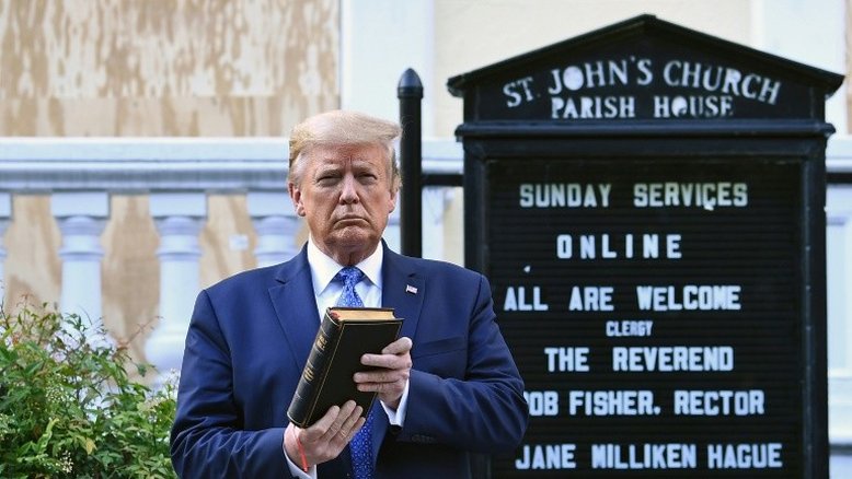 Trump condena 'atos de terrorismo doméstico' e anuncia mobilização de tropas