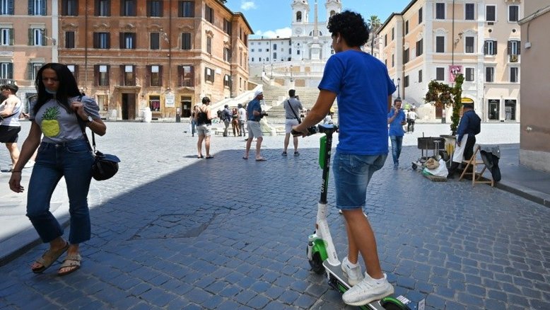 Patinetes elétricas invadem o centro de Roma