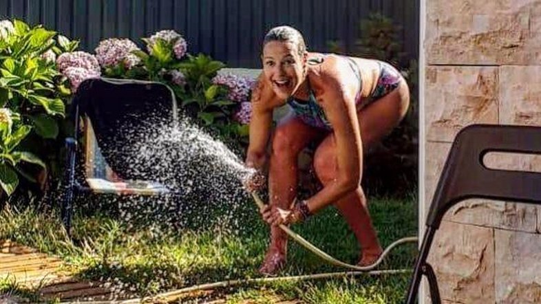 Luana Piovani toma banho de mangueira no quintal de casa