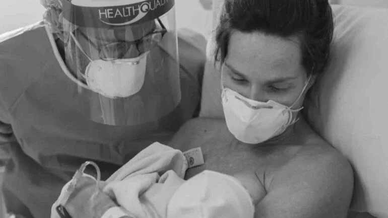 Após testar positivo para Covid-19, Mariana Weickert dá à luz