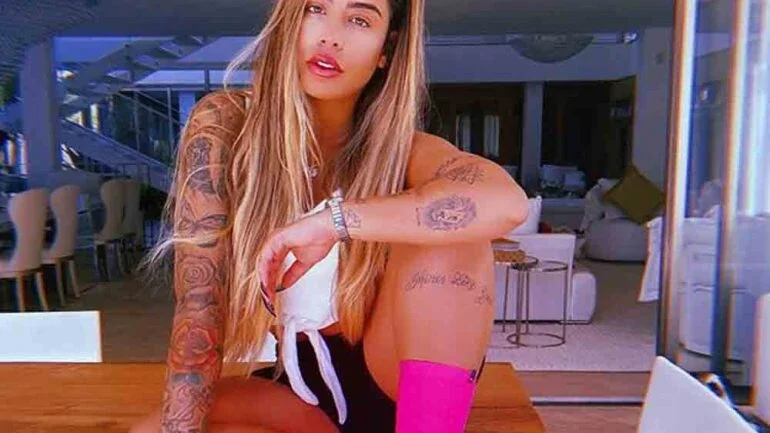 Irmã de Neymar exibe tatuagens em clique em cima da mesa