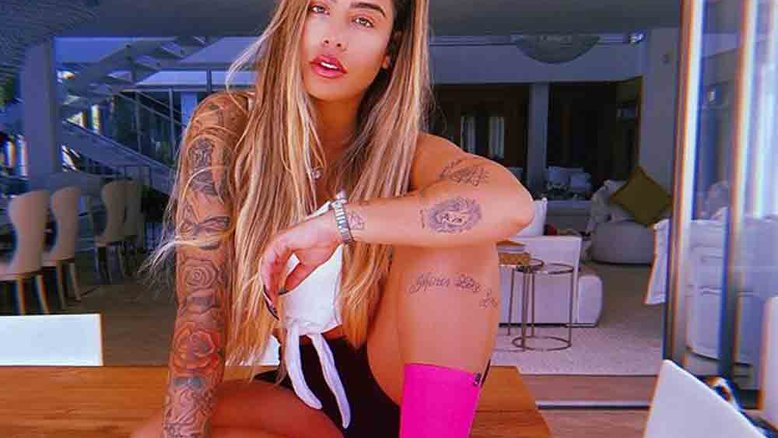 Irmã de Neymar exibe tatuagens em clique em cima da mesa