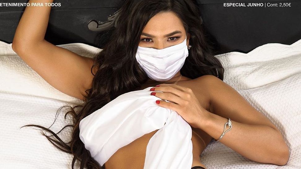 Playboy lança capa histórica de modelo brasileira posando com máscara do coronavírus