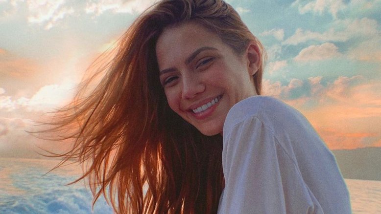 Sarah Poncio faz clique na praia empinando o bumbum e ganha elogios