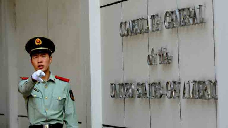 (Arquivo) Policial chinês aponta para jornalistas, na frente do consulado americano em Chengdu, sudoeste da China, em 18 de setembro de 2012 - AFP/Arquivos