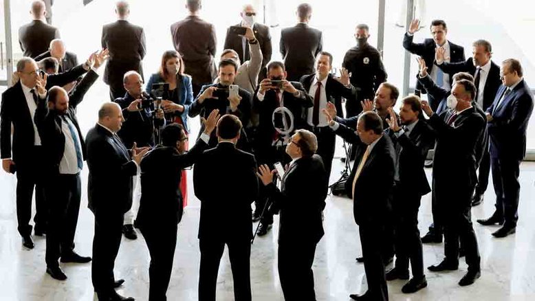 MENSAGEIRO DA MENTIRA Bolsonaro em torno de evangélicos prega e não cumpre o mandamento do “conhecerás a verdade”
