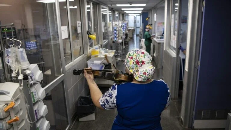 Enfermeira conforta com seu violino pacientes com Covid-19 no Chile