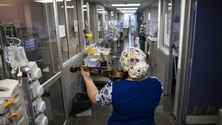 Enfermeira conforta com seu violino pacientes com Covid-19 no Chile
