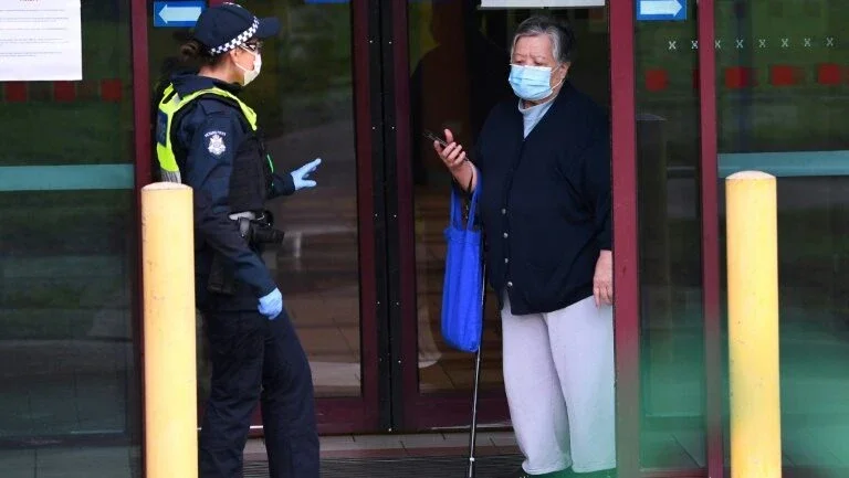 Melbourne volta a decretar confinamento contra o coronavírus