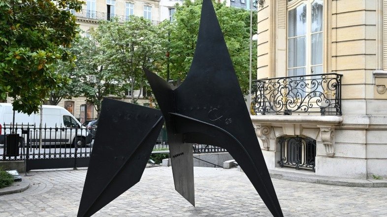 Obra monumental de Calder é vendida por quase US$ 5 mi em leilão em Paris