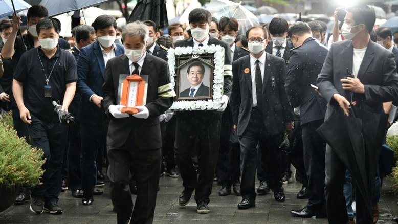 Seul celebra funeral de prefeito apesar de protestos