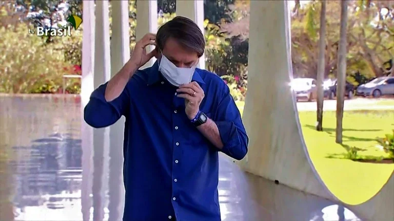 Bolsonaro revela dados imprecisos e remédios sem comprovação ao anunciar ter COVID-19