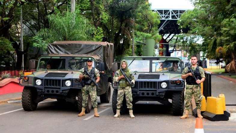 Militares e contrabandistas se enfrentam na fronteira com o Brasil