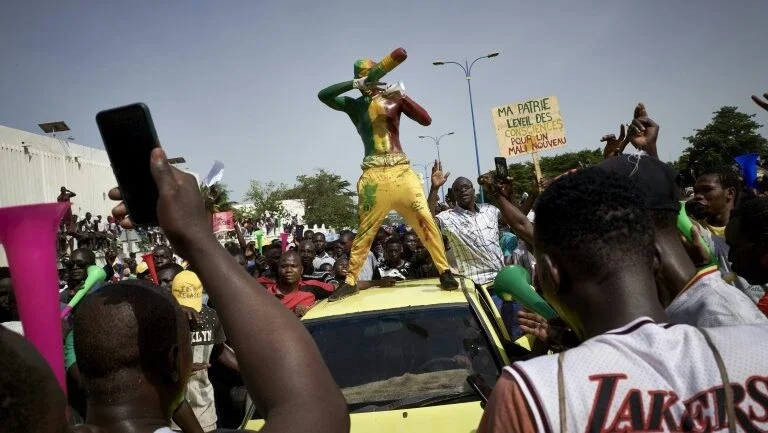 Presos no Mali líderes de protestos contra presidente, que dissolve corte constitucional