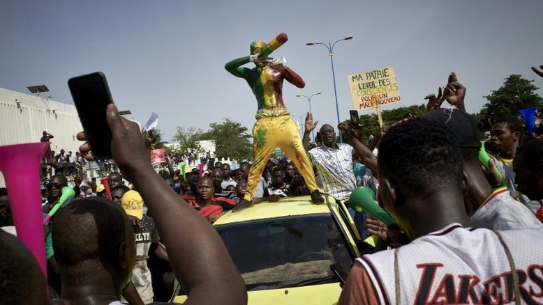 Presos no Mali líderes de protestos contra presidente, que dissolve corte constitucional