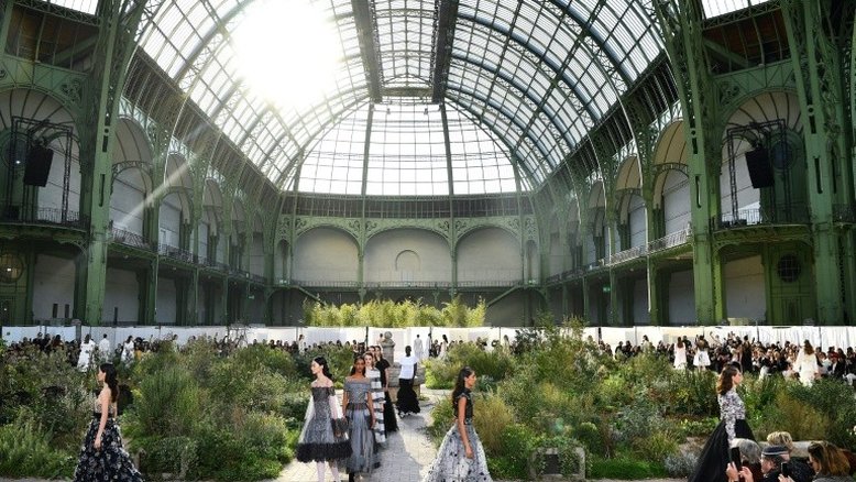 Paris celebra sua primeira Semana de Moda em formato digital