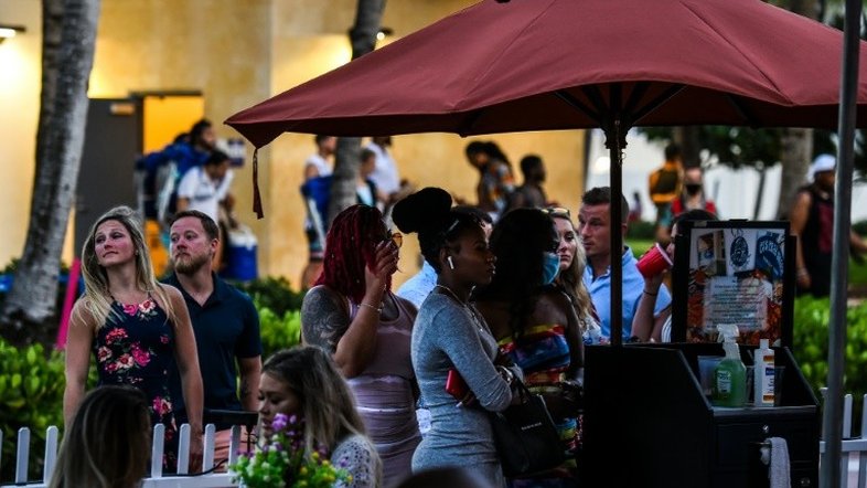 EUA: Estudantes organizam festas com "concurso para pegar Covid"