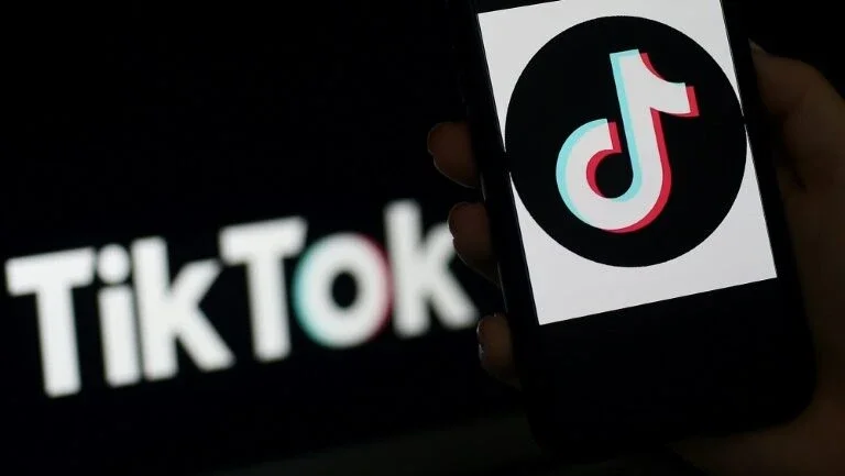 Censura em Hong Kong: TikTok suspende aplicativo, gigantes americanos resistem