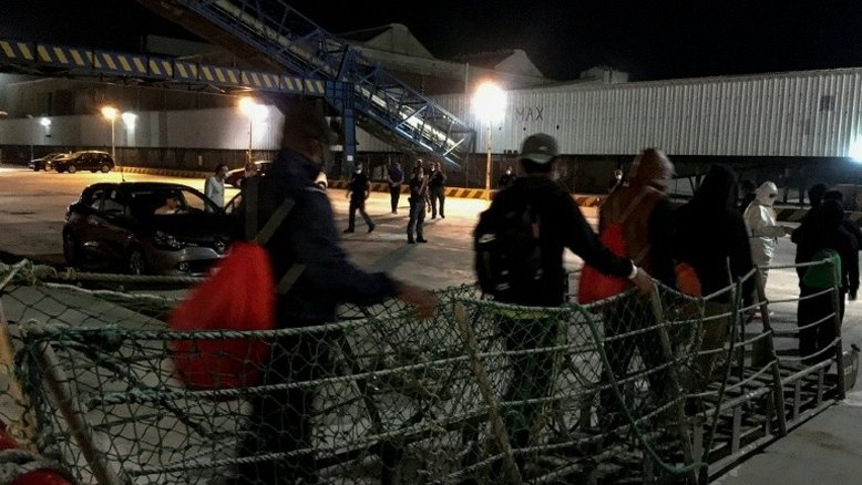 Cento e oitenta imigrantes do Ocean Viking começam a desembarcar na Sicília
