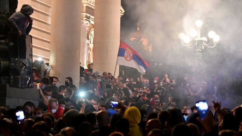 Sérvia vive segundo dia de protestos contra confinamento por COVID-19