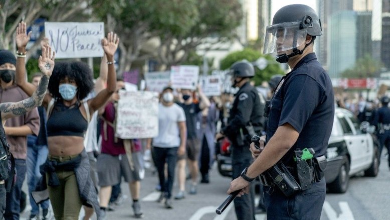 Los Angeles reduz orçamento de sua política e acata demandas de protestos