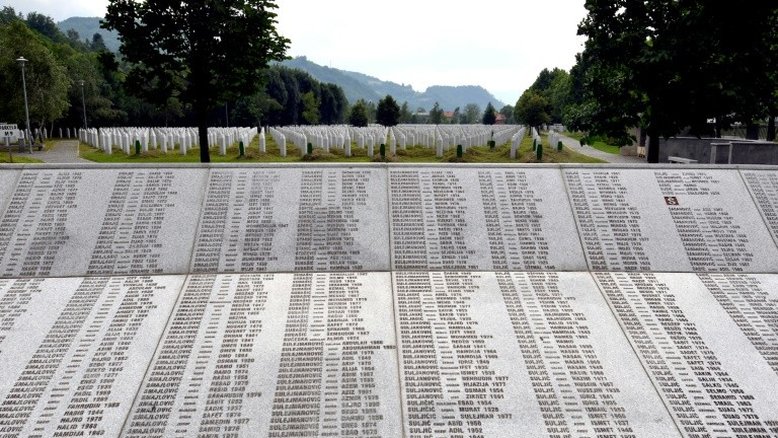 Muçulmanos lamentam "negação" sérvia 25 anos após o massacre de Srebrenica