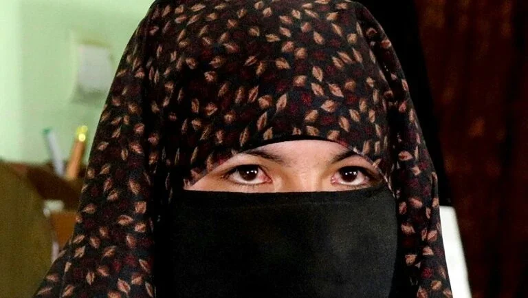 Jovem afegã que matou combatentes talibãs está "pronta para lutar de novo"