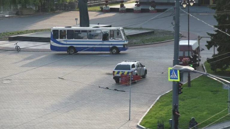 Presidente da Ucrânia reconhece que fez negociação estranha com sequestrador de ônibus