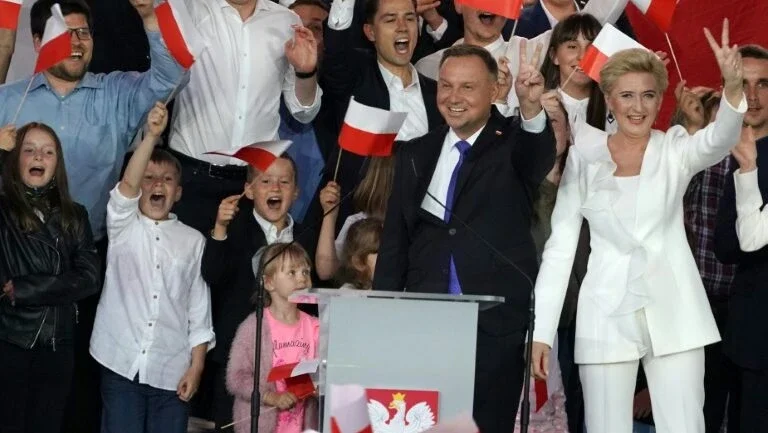 Presidente Andrzej Duda é reeleito na Polônia