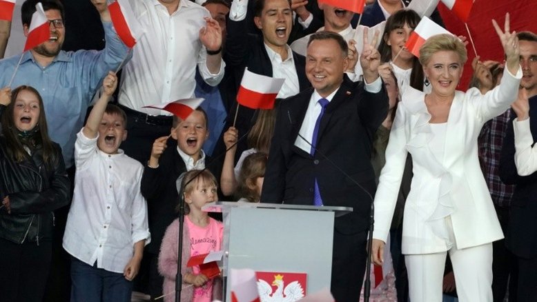 Presidente Andrzej Duda é reeleito na Polônia