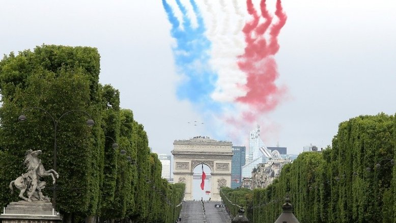 França celebra feriado nacional com homenagem aos militares e profissionais da saúde