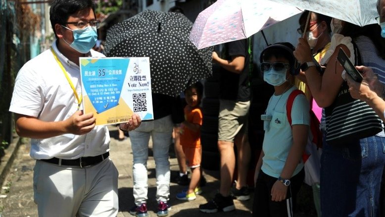 Partidos pró-democracia de Hong Kong celebram primárias apesar de alertas sobre lei de segurança