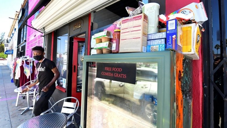 Refrigeradores comunitários oferecem comida grátis em Los Angeles para os mais necessitados