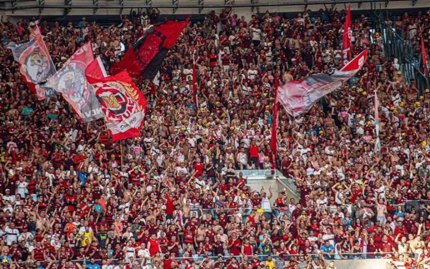 Organizadas do Flamengo se manifestam contra cobrança em transmissão