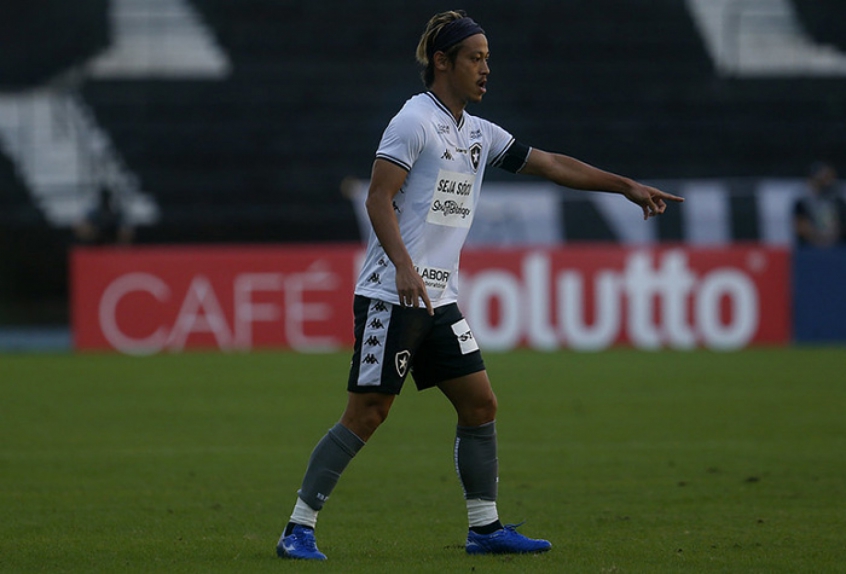 Keisuke Honda 'acorda' e é ponto alto na eliminação do Botafogo