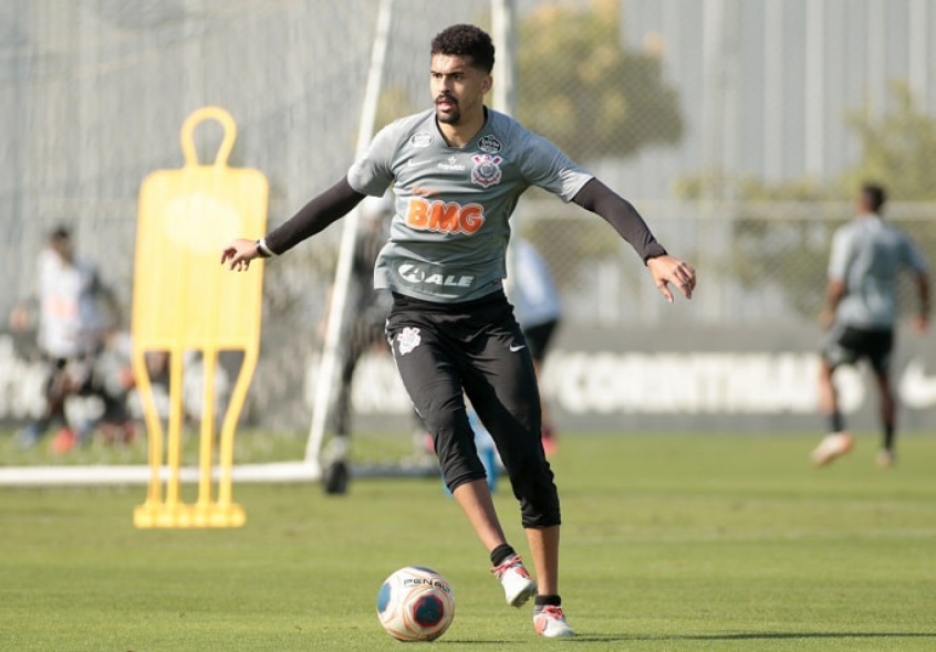 Léo Santos sente o joelho e desfalca o elenco do Corinthians no Dérbi