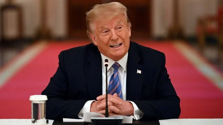 Em meio a críticas, Trump recebe 