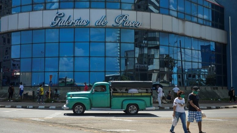 Cuba suspende taxação do dólar e promove seu uso para resgatar economia