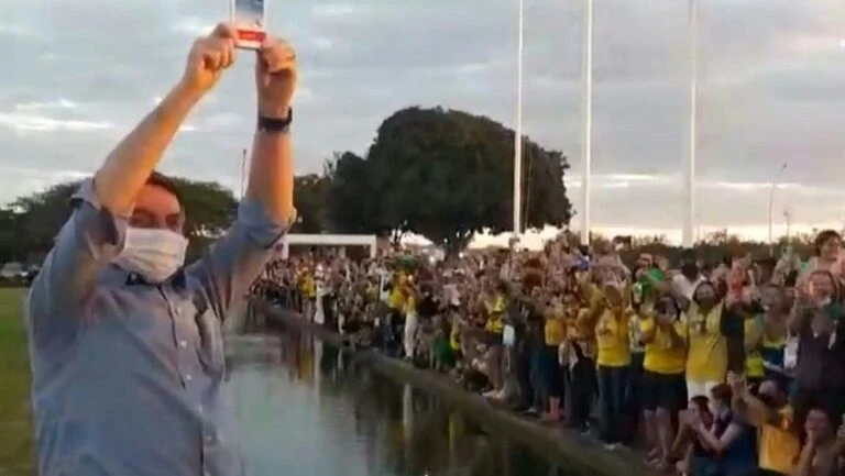 Bolsonaro diz que novo teste para Covid-19 deu negativo
