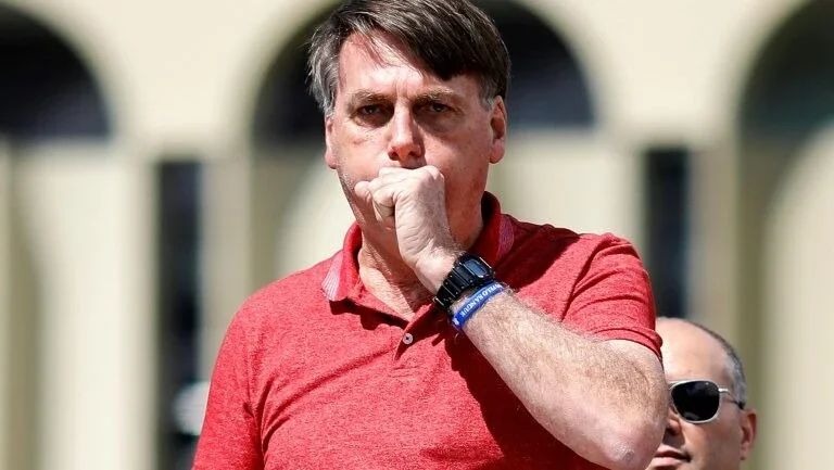 Com Covid-19, Bolsonaro faz reuniões por vídeo e divulga cloroquina