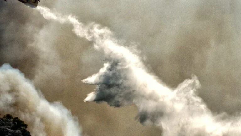 Incêndio em pinheiral próximo à cidade grega de Corinto