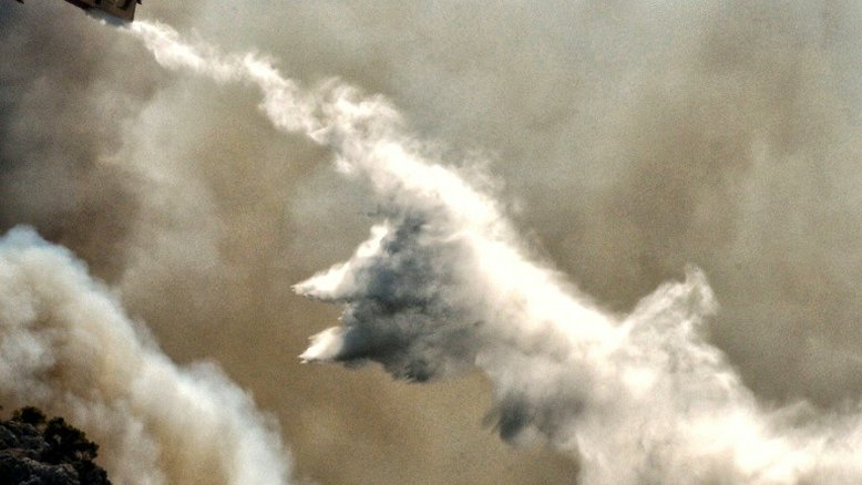 Incêndio em pinheiral próximo à cidade grega de Corinto