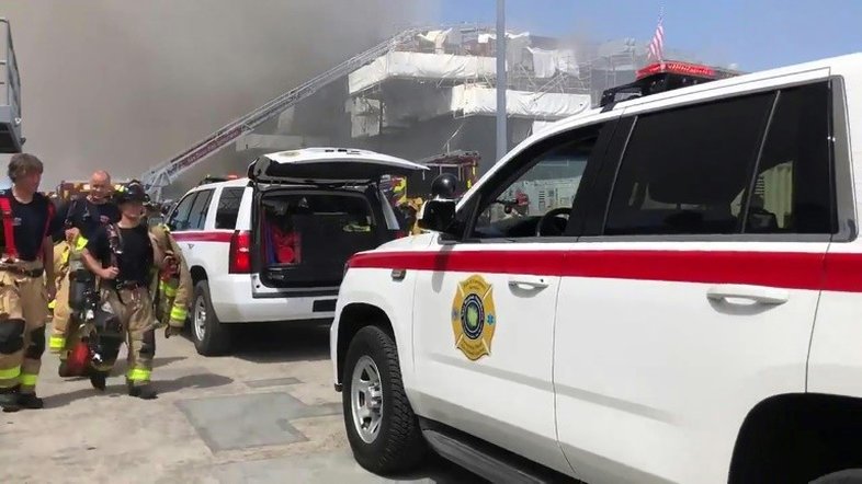 Explosão causa incêndio em navio da Marinha americana