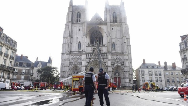 Incêndio provoca danos na catedral gótica francesa de Nantes