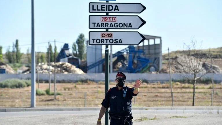 Espanha volta a confinar 200.000 pessoas por novo surto de COVID-19