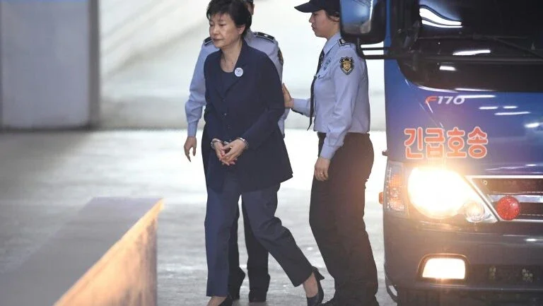 Justiça sul-coreana reduz em 10 anos pena de prisão de ex-presidente