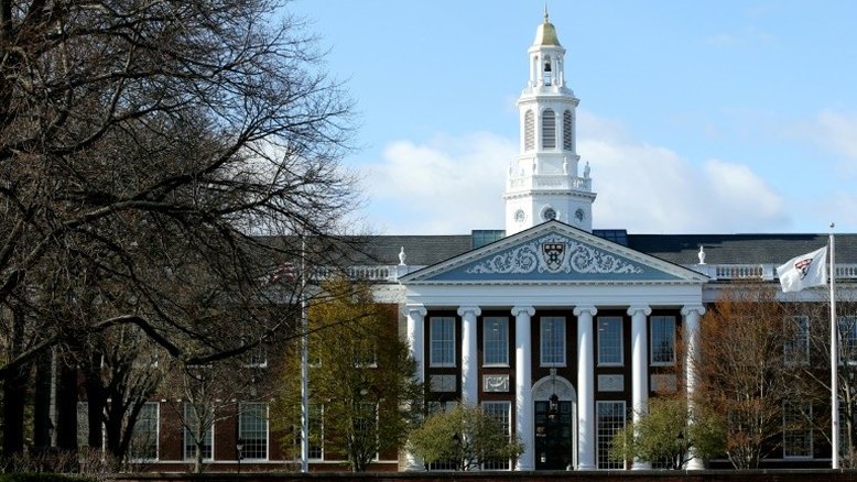 Trump chama de 'ridícula' decisão de Harvard de manter ensino remoto